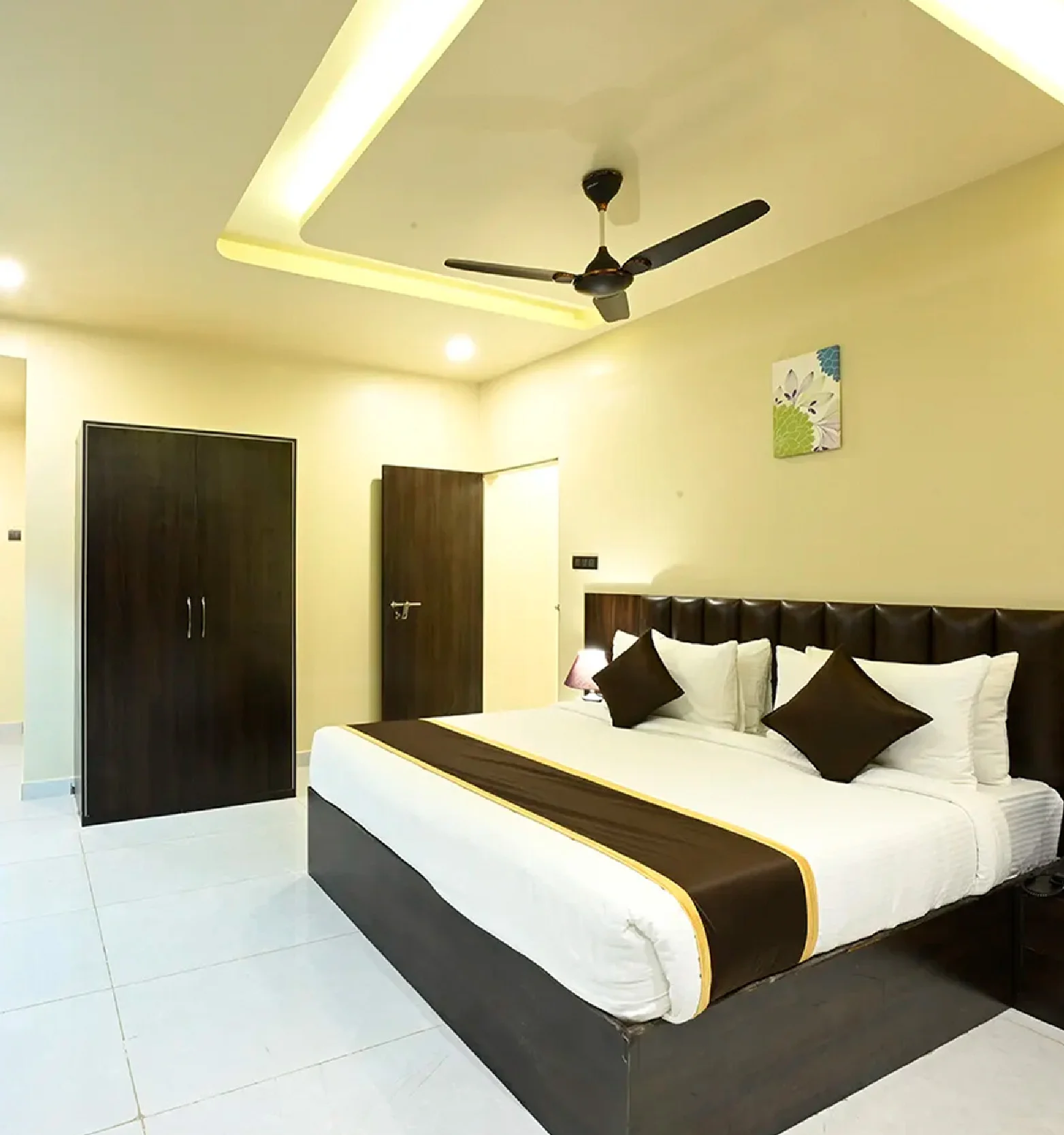 Experience the Presidential Luxury Room at Hotel Éden Karwar