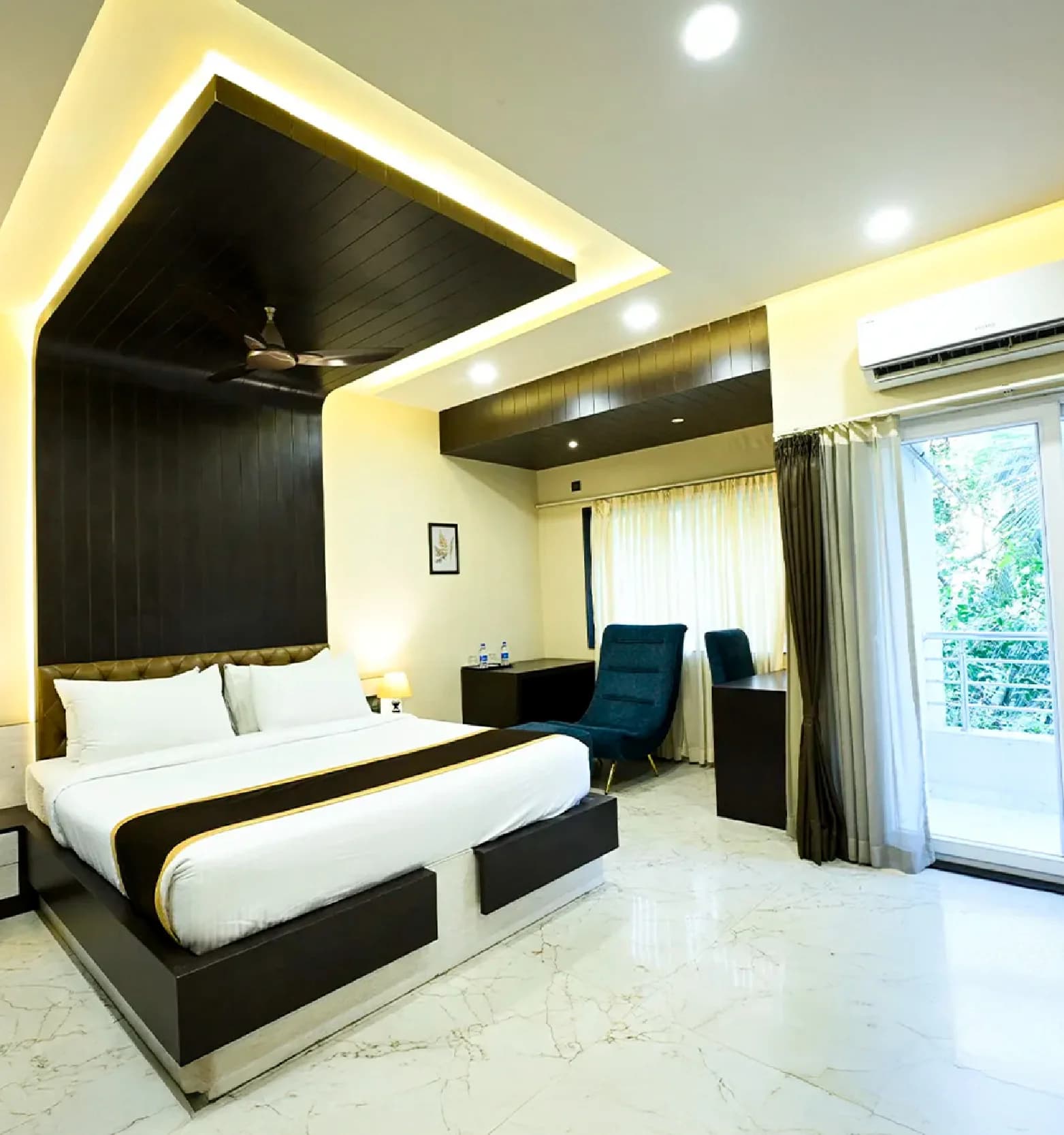 Suite Room With a Private Balcony and Coastal View in Karwar